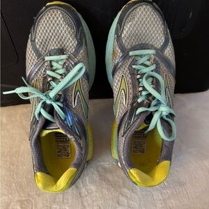 Brooks Ghost running sneakers size 9